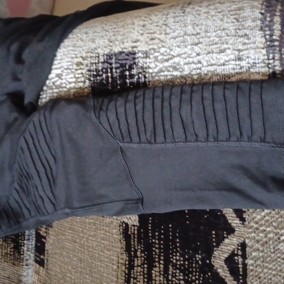 4/$60 Black Capri With Mesh Leggings - Size Medium - Picture 8 of 11